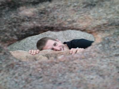 un trou dans la falaise