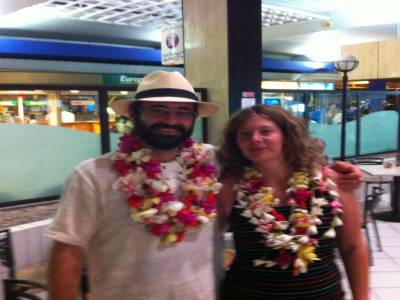 Notre arrivée a Tahiti et colliers de fleurs