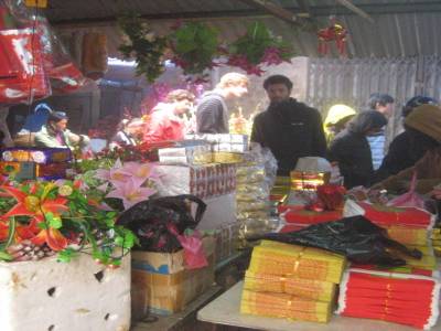 Au marche : stand de trucs en papier a faire bruler pour le Tet