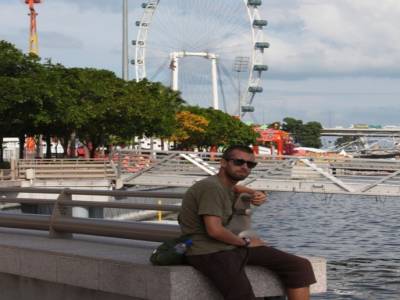 Jay devant la roue.