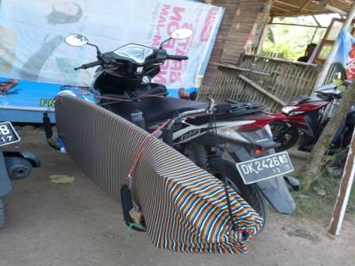 scooter classique de Kuta avec planche de surf
