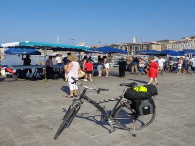 Marseille , vu de près , le vieux port
