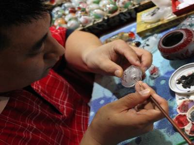 L'art de peinture à l'intérieur d'un minuscule flacon
