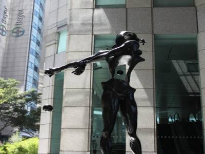 Sculpture - Hommage to Newton par Salvator Dali