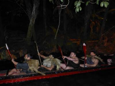 Roturoa - Spectacle Maori arrivée en pirogue