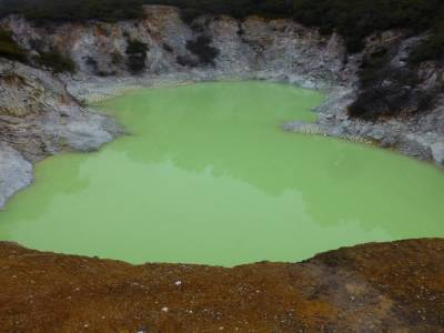 Wai o tapu - Cratère d'eau avec de l'Arsenic