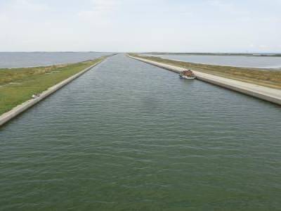 canal traversant étang