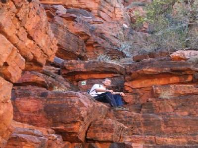 Yohann perché sur les falaises rouges de John Hayes Rockhole