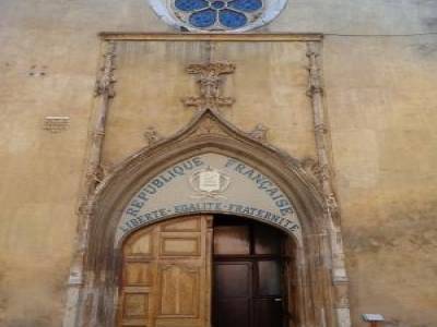 porche de l église de Aups