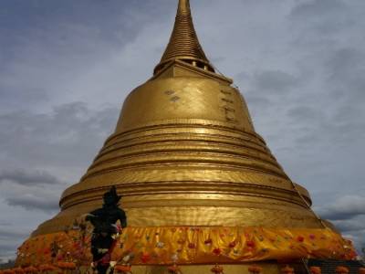 Le grand chedi doré du Mont d'Or