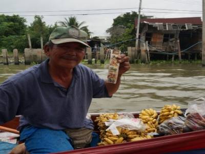 Marchand ambulant sur les canaux de Bangkok