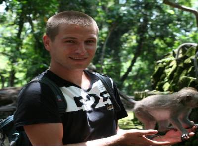 tu connaissais pas l'expression... avoir un singe dans la main?