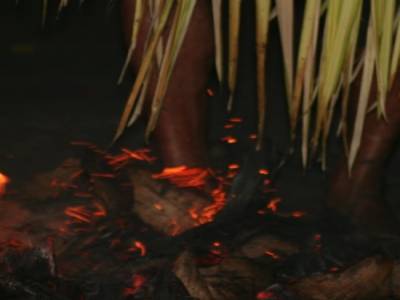 les pieds dans les braises
