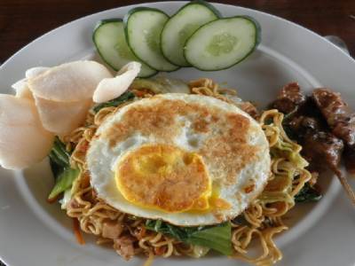 mie gorenge et brochettes de poulet saté