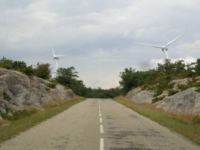 chaleureusement accueilli par un duo d éoliennes