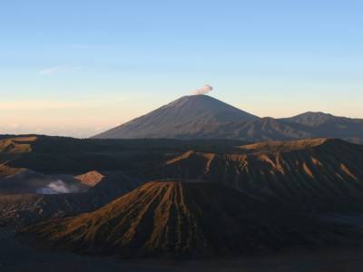 Bromo et d'autres volcans au lever du soleil