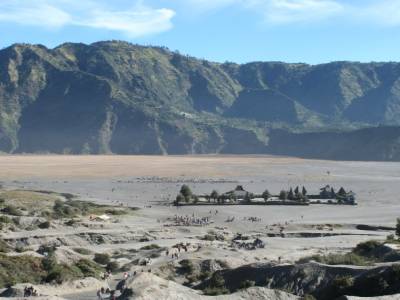 un temple au pied du volcan