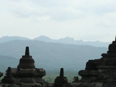 les montagnes entourrant Borobudur