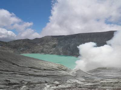 le lac d'acide sulfurique et la fumée du cratère d'Ijen