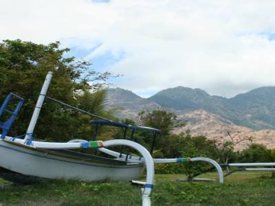 pirogues devant les montagnes