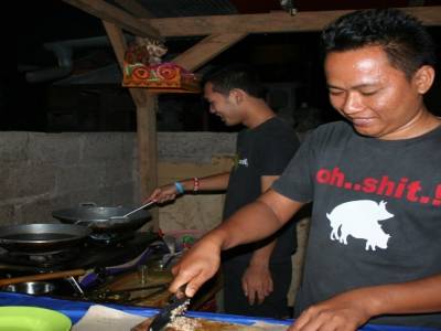 nasi goreng dans une échoppe en bord de route