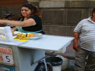 quartier de san telmo - vendeurs de jus d orange