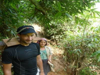 AKHA village - porteur local