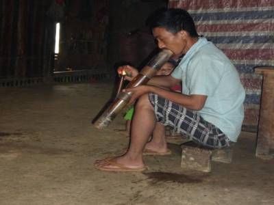 Fumeur de pipe géante