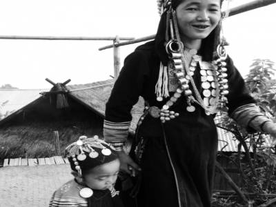 Femme Akha et son enfant