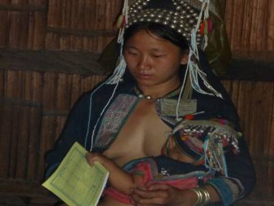 Femme Akha et son enfant