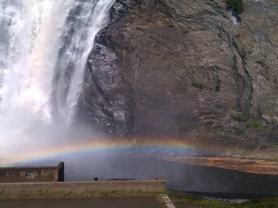 les chutes de montmorency et son arc en ciel