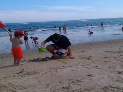 bon Papa, dépêche ! On n a une mer a vider au lieu de jouer a faire des châteaux de sable