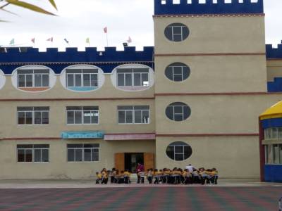 ecole à Shigatze ...ou disney land ?