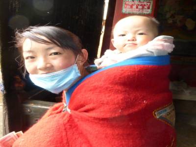 maman et bebe au monastere de Shigatse
