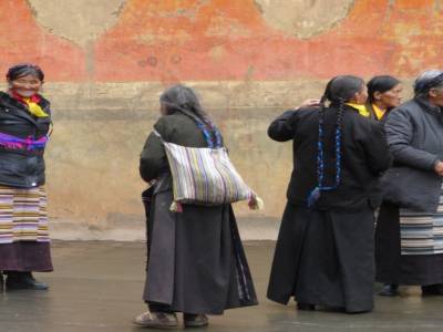 jeunes femmes au monastere de Shigatse