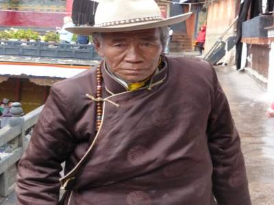 jeune homme au monastere de Shigatse