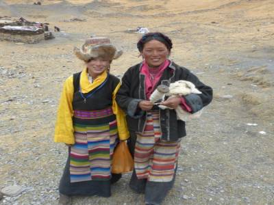 jeunes en tenue locale