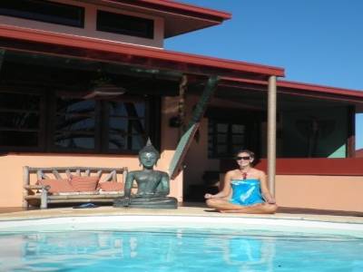 méditation au bord de la piscine 