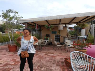 à l'auberge sur la terrasse, Sandra est enfin arrivée !!
