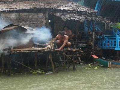 Village sous la pluie