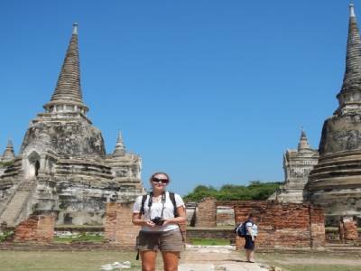 Mag devant les ruines de wat phra si samphet
