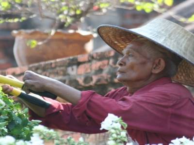 le beau jardinier et son chapeau traditionnel