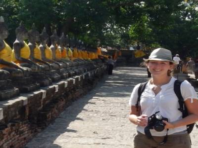 Mag devant l'enfilade de buddhas drapés