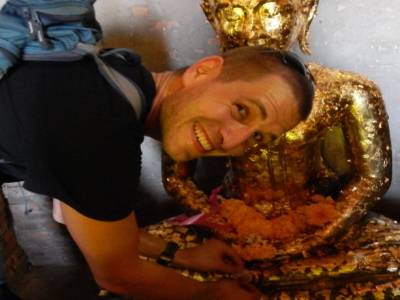 Yohann fait une offrande de feuilles d'or