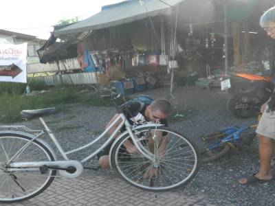 Yohann doit gonfler ses roues au milieu de la rue
