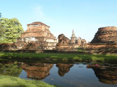 wat mahathat se reflétant dans les douves