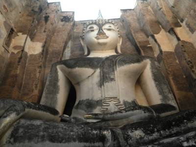 gigantesque bouddha comme emprisonné dans une boite à wat si chum