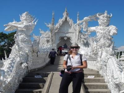 Magali devant l'entrée du white temple