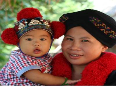 bébé Yao avec chapeau à pompons