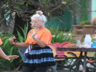 femmes faisant de la danse sur la place publique